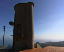Il silos della Stalla e sullo sfondo il centro abitato di Capraia