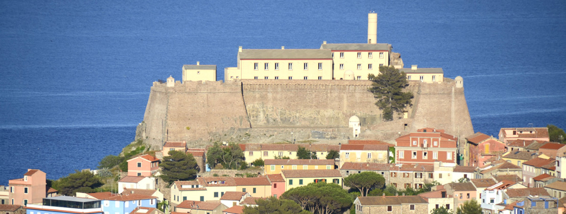 Isola di Capraia: Le Case in Paese Isola di Capraia: Le Case in Paese